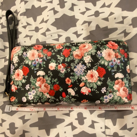 Floral Double-Sided Wristlet Wallet - Picture 7 of 9